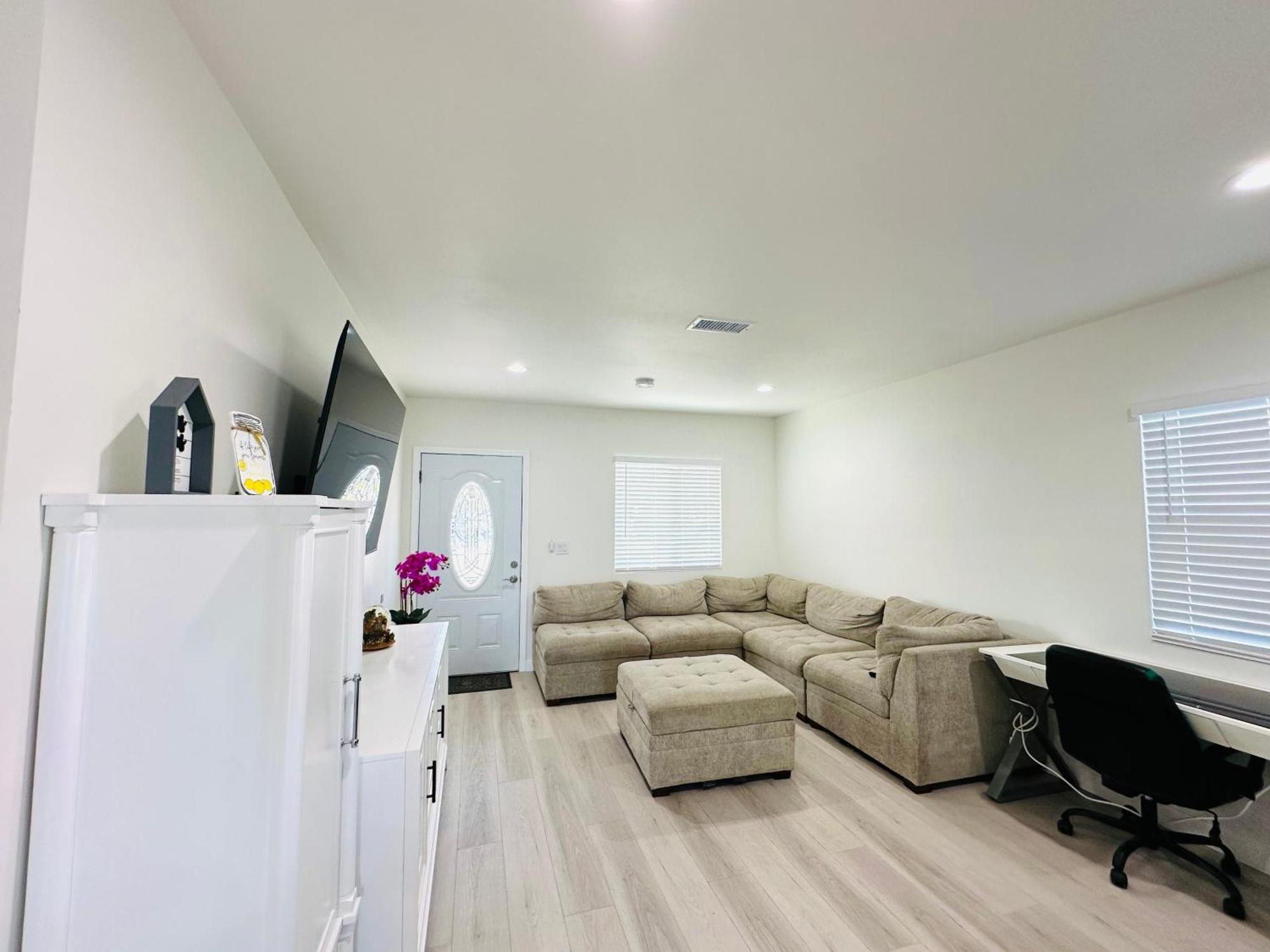 New Spacious House In Anaheim Near Disneyland-Knott In Without Backyard In The Same Lot Of 3 Separate Properties Eksteriør bilde