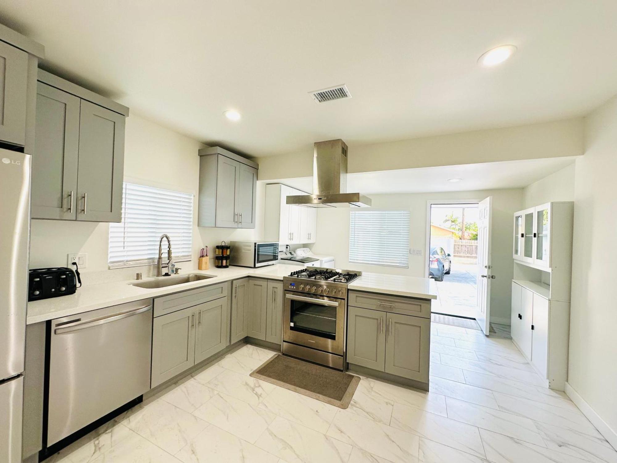 New Spacious House In Anaheim Near Disneyland-Knott In Without Backyard In The Same Lot Of 3 Separate Properties Eksteriør bilde