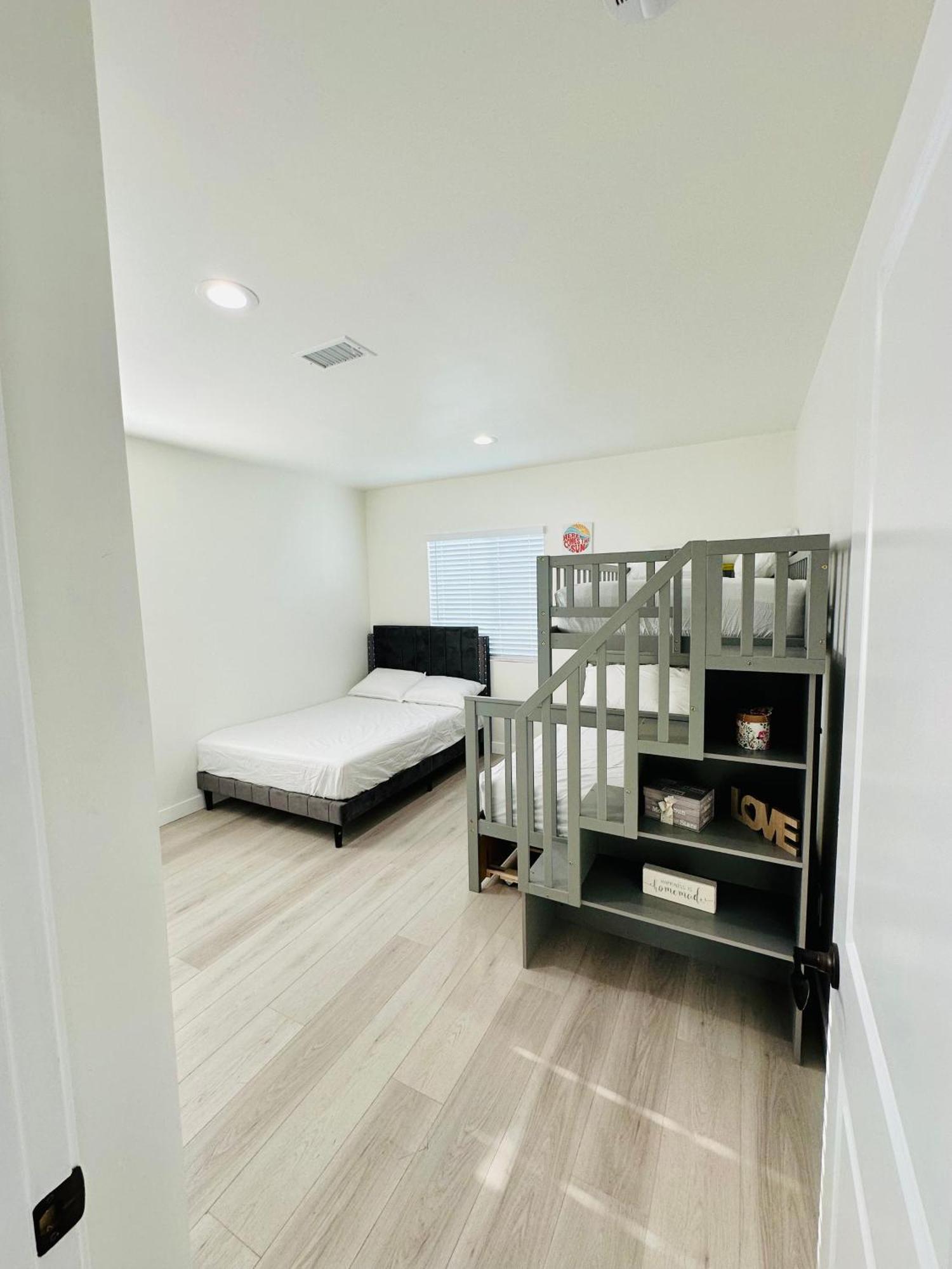 New Spacious House In Anaheim Near Disneyland-Knott In Without Backyard In The Same Lot Of 3 Separate Properties Eksteriør bilde