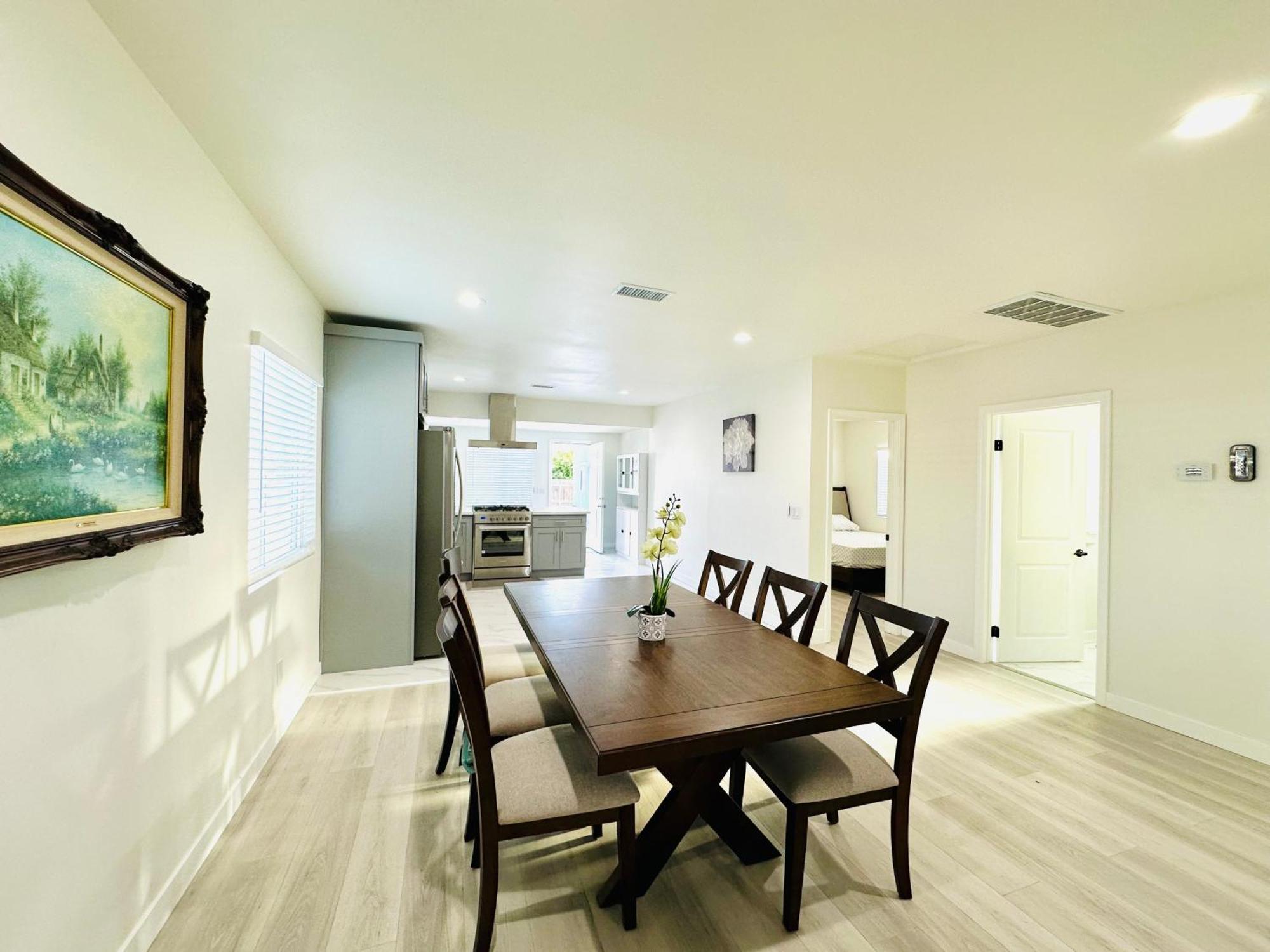 New Spacious House In Anaheim Near Disneyland-Knott In Without Backyard In The Same Lot Of 3 Separate Properties Eksteriør bilde