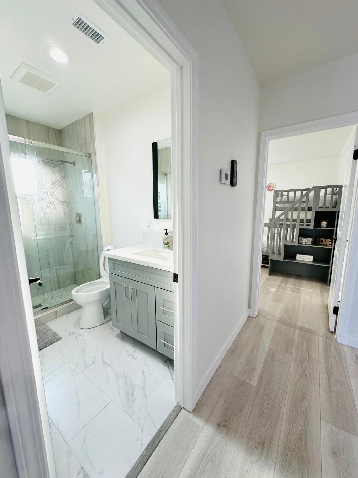 New Spacious House In Anaheim Near Disneyland-Knott In Without Backyard In The Same Lot Of 3 Separate Properties Eksteriør bilde