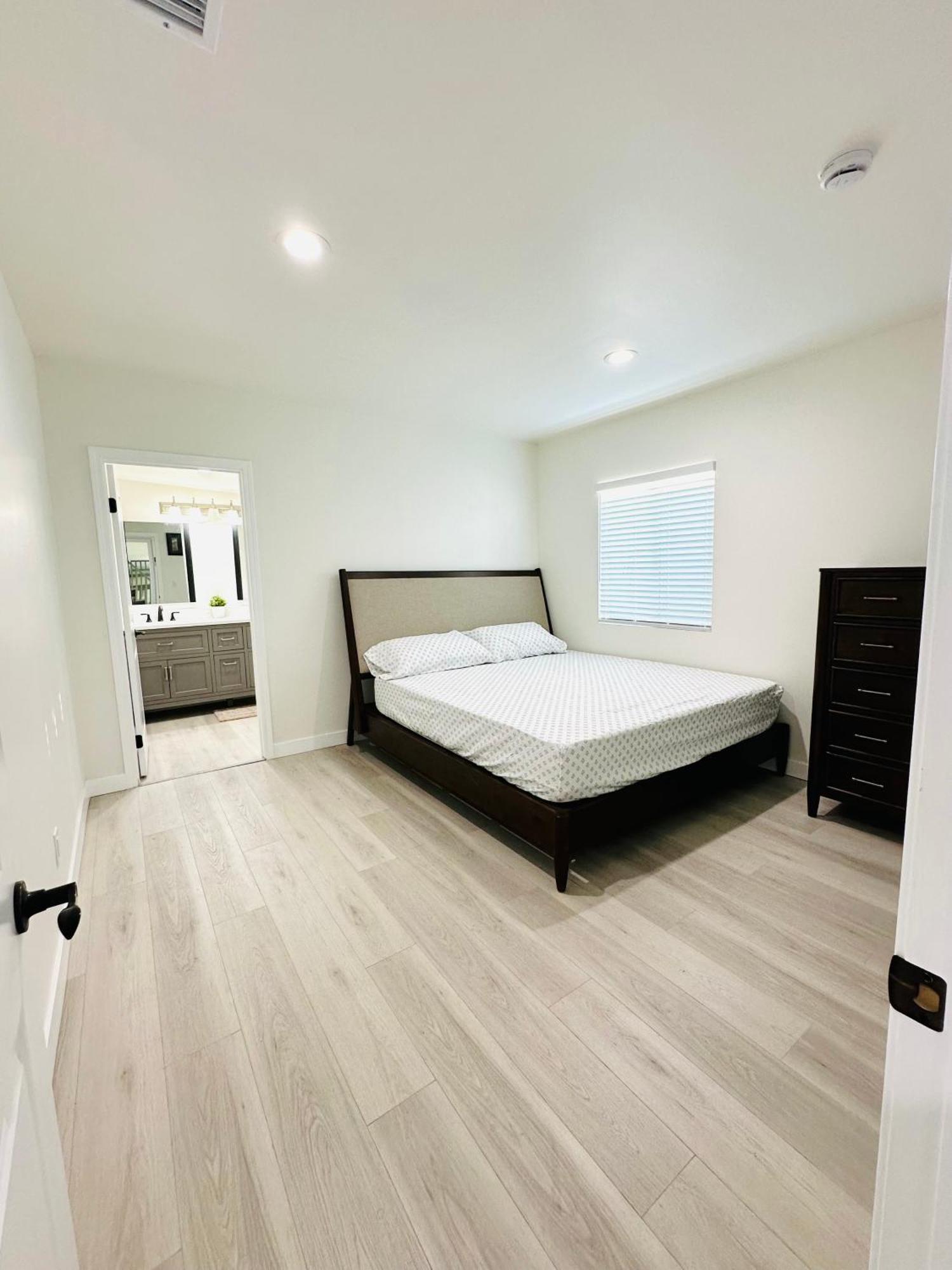 New Spacious House In Anaheim Near Disneyland-Knott In Without Backyard In The Same Lot Of 3 Separate Properties Eksteriør bilde