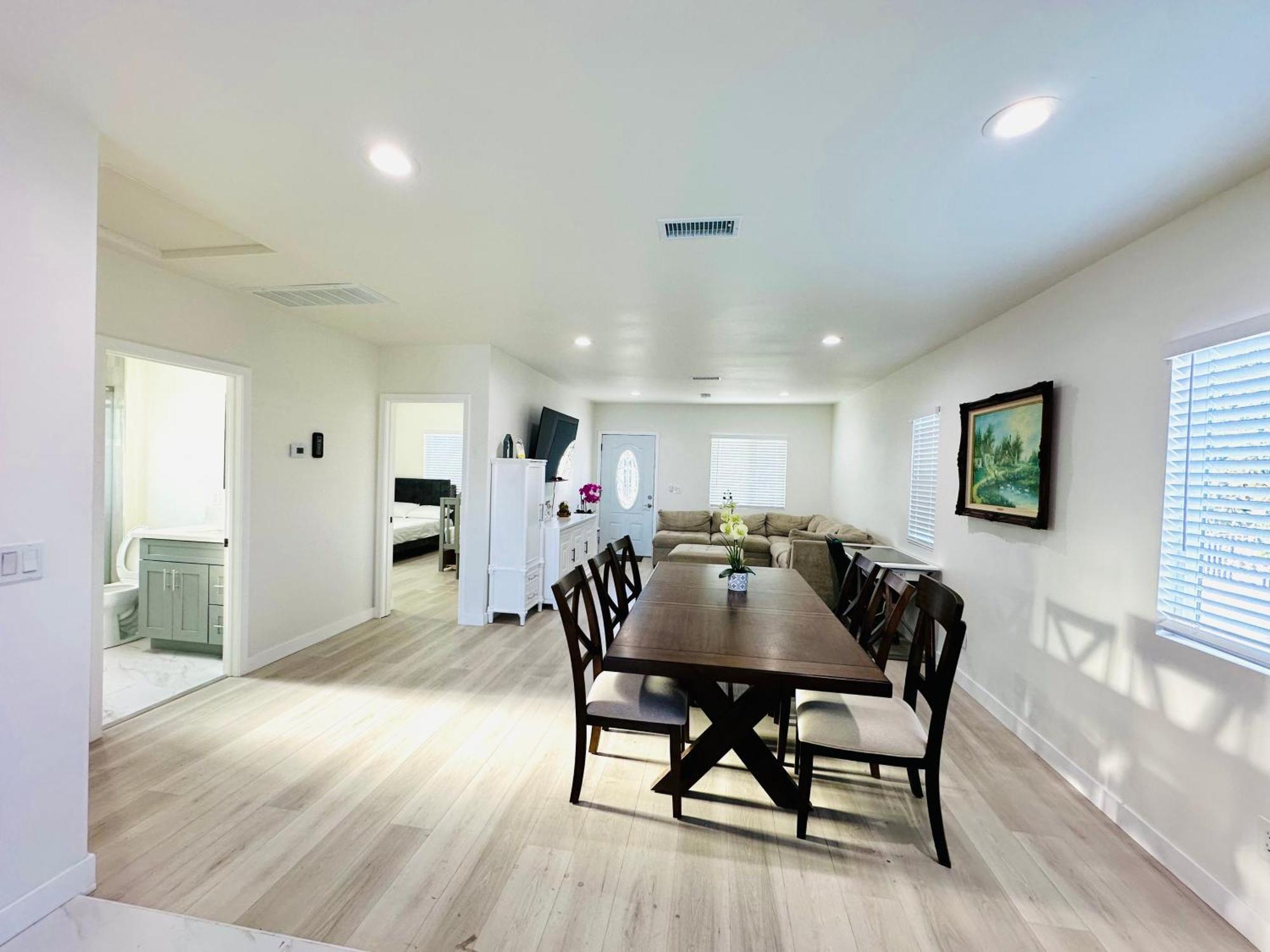 New Spacious House In Anaheim Near Disneyland-Knott In Without Backyard In The Same Lot Of 3 Separate Properties Eksteriør bilde