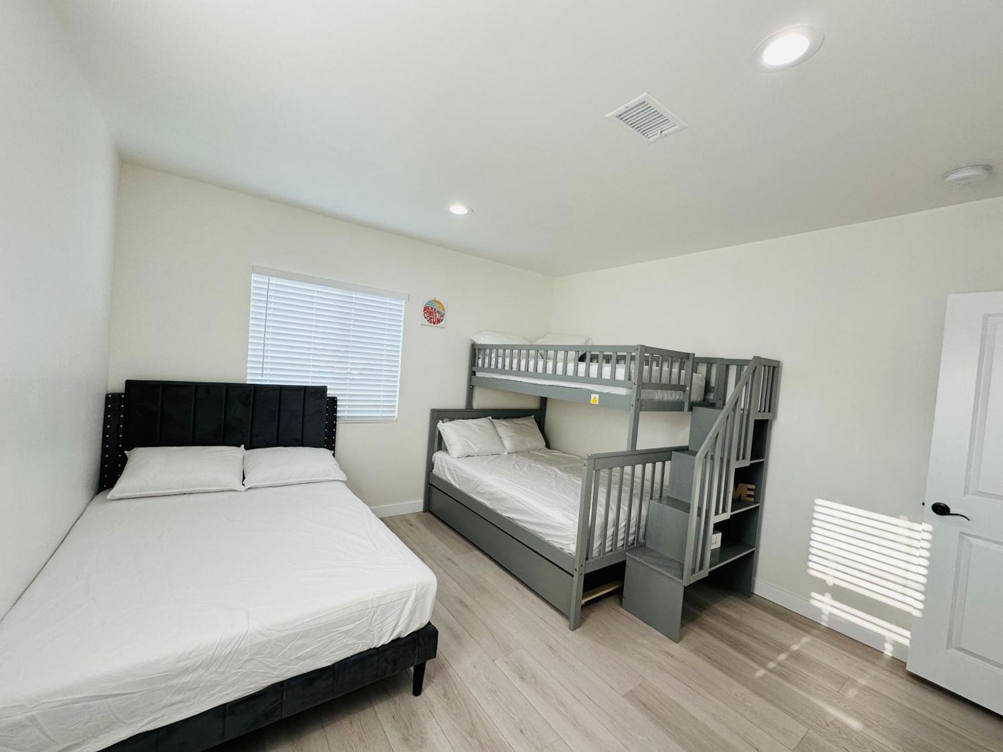 New Spacious House In Anaheim Near Disneyland-Knott In Without Backyard In The Same Lot Of 3 Separate Properties Eksteriør bilde