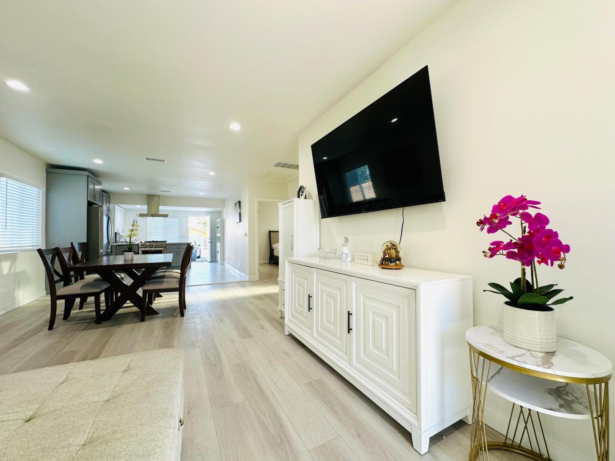 New Spacious House In Anaheim Near Disneyland-Knott In Without Backyard In The Same Lot Of 3 Separate Properties Eksteriør bilde