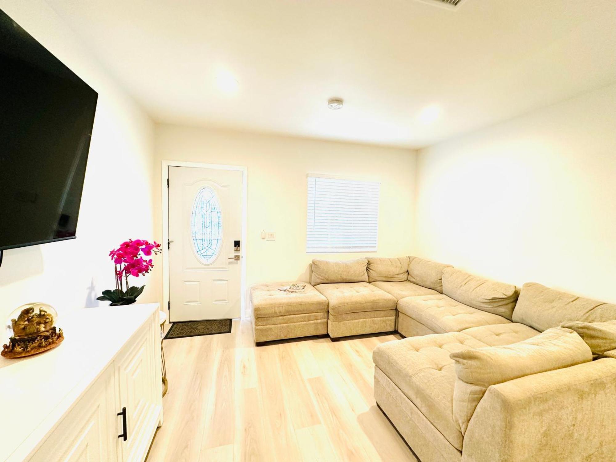 New Spacious House In Anaheim Near Disneyland-Knott In Without Backyard In The Same Lot Of 3 Separate Properties Eksteriør bilde